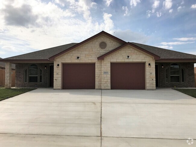 Building Photo - 2 bed/2 bath Duplex in Trimmier Estates Vi... Rental