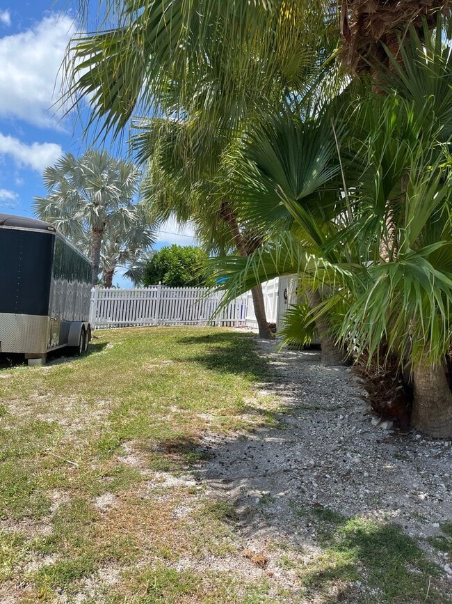 Large home on corner lot Price - Image 