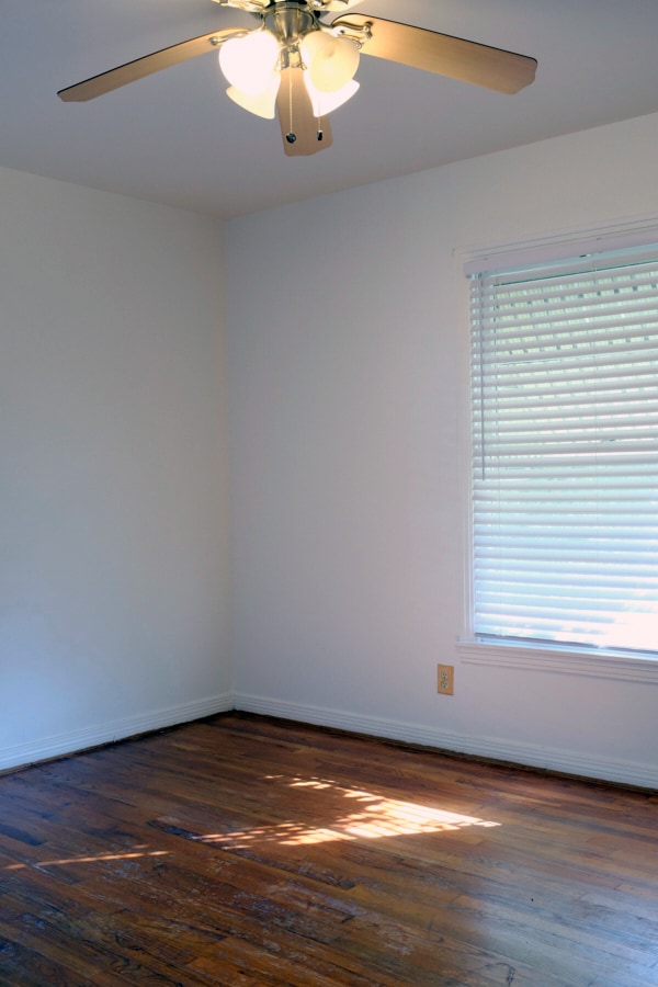 Dormitorio delantero con suelo de pino - 718 Cordell St