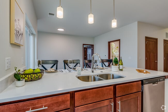 Kitchen/Breakfast Bar (2 BR, 2 BA - 1,259SF)