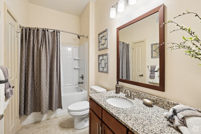 B1 SR 2BR, 2BA - 1,150SF - Baño principal