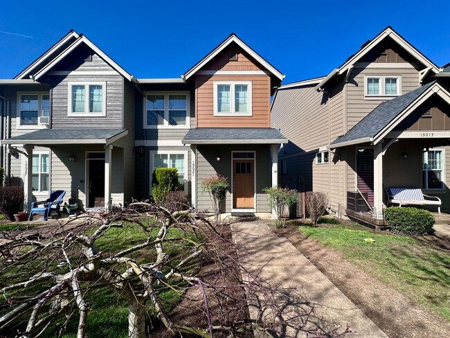 Building Photo - Modern 3 Bed/2.5 Bath with Double Car Garage Townhome in Sandy, OR!