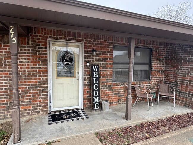 3 bedroom 2 bath brick home with great yard! - 3 bedroom 2 bath brick home with great yard!