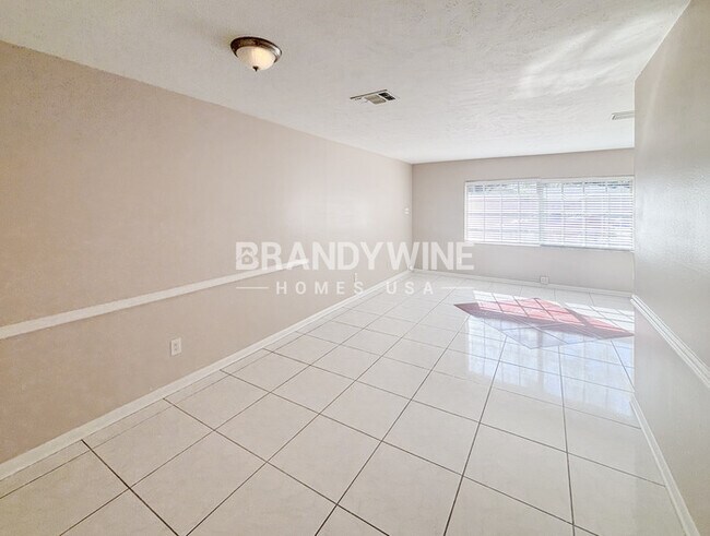 Photo - 1608 Robin Ln