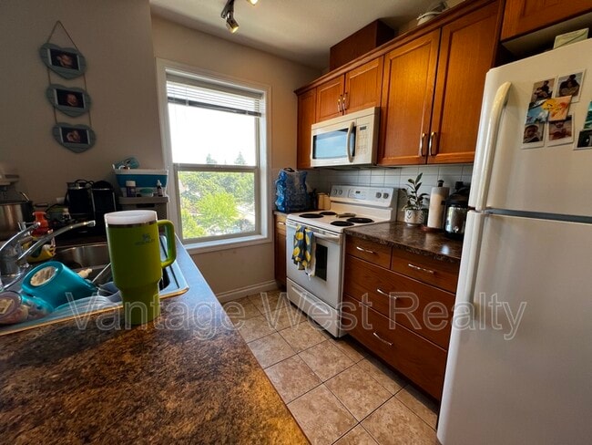 Photo - 402-598 Sutherland Ave