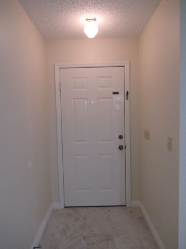 Photo - 2br/2ba Duplex with Lakeview