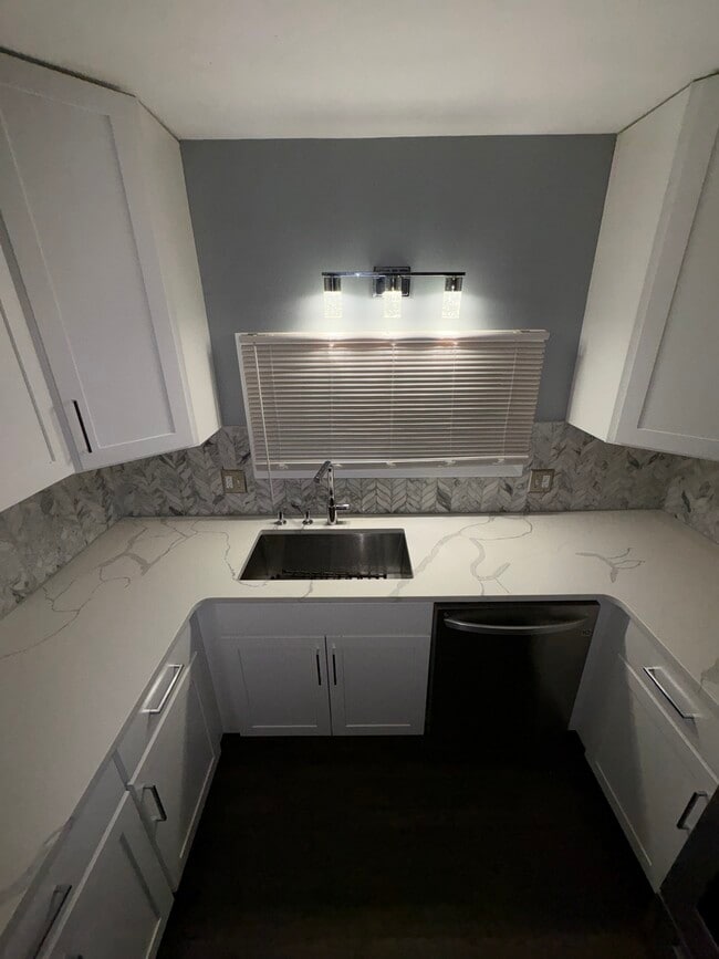 Building Photo - 15 Beverly Hl Unit Beverly Hill #2