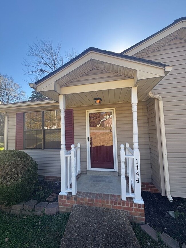 Building Photo - 3 Bed/2 Bath with Deck/Yard in quite neigh...