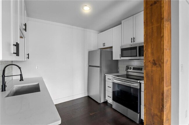 Photo - 610 Madola Rd