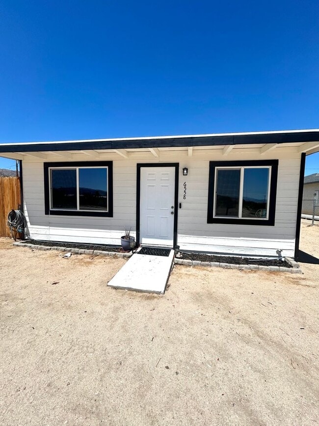 Newly Renovated 2 Bedroom 1 Bathroom Home - Newly Renovated 2 Bedroom 1 Bathroom Home