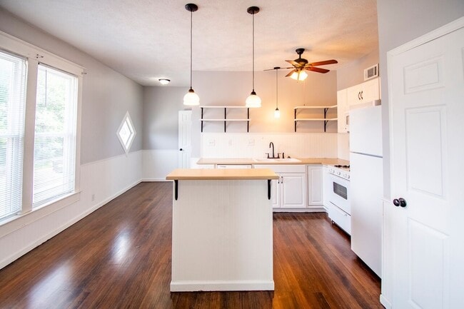 Building Photo - Large 3 Bedroom in Dahlman