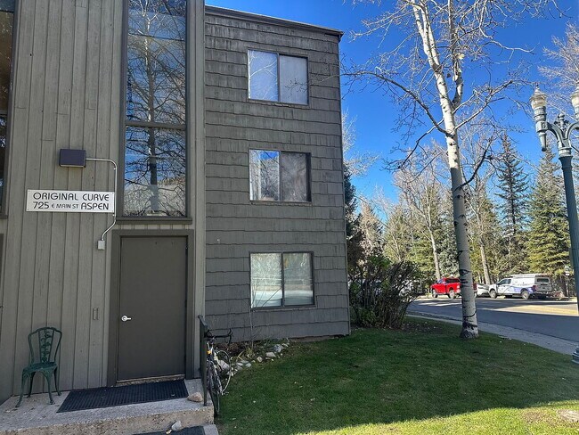 Photo - 725 E Main St