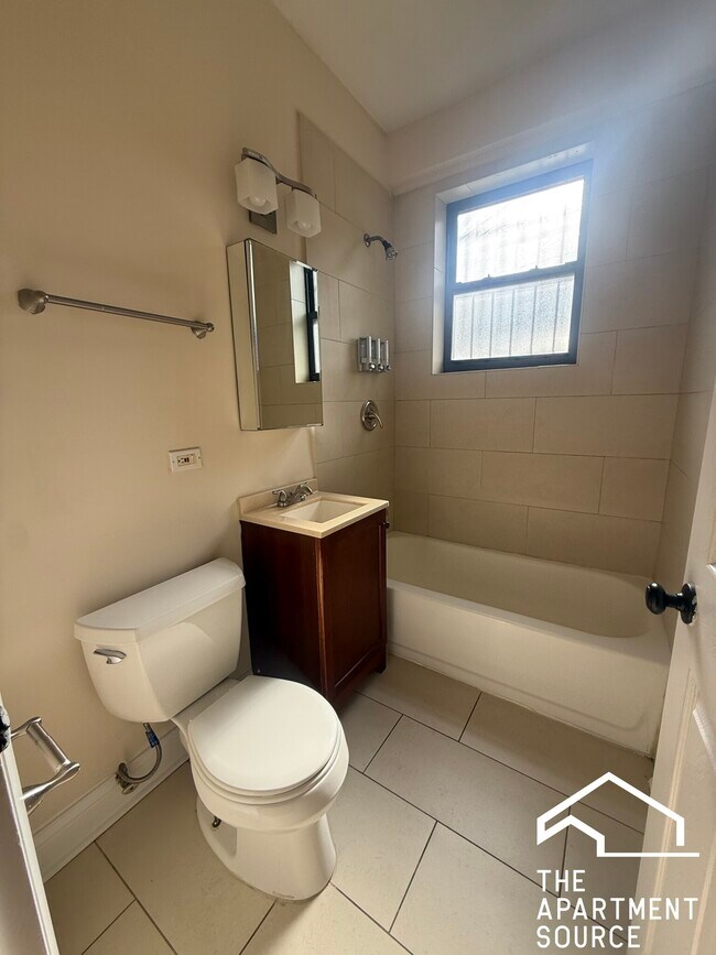 Photo - 4737 N Hermitage Ave Unit 105