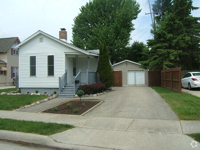 Building Photo - 124 Gallup St Rental