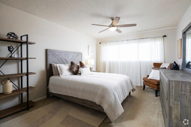 2BR, 2BA - 910SF - Primary Bedroom