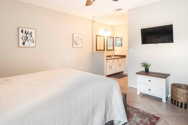 Photo - 134 Lakepointe Cir