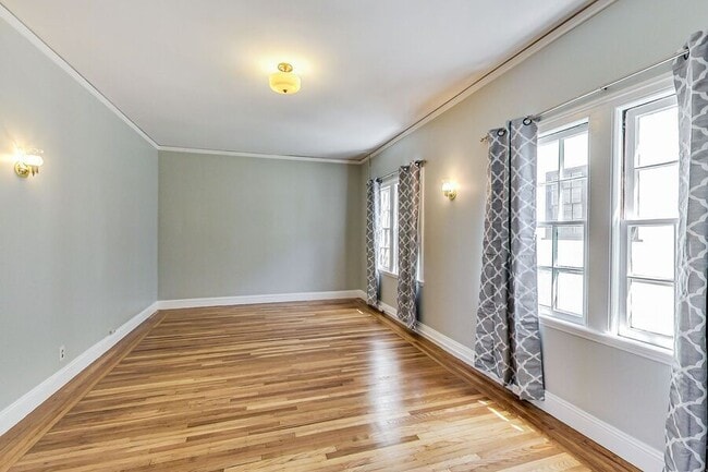 Building Photo - 6048 Monroe Ave