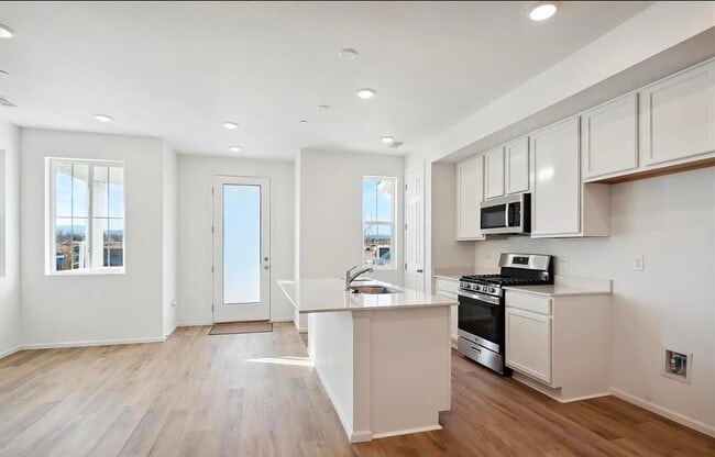 Photo - 2875 Taryn St