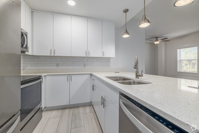 2BR, 2BA - 1,150F - Kitchen