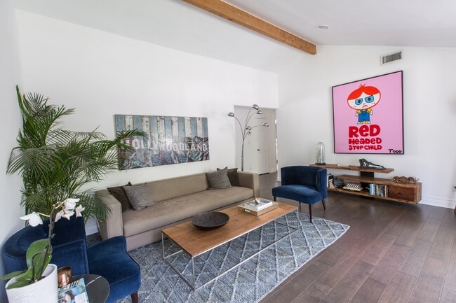 Photo - Luxury 5 Bed, 3 Bath - Entertainers Dream!