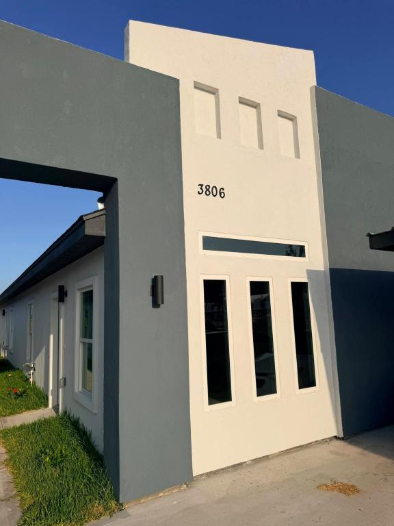 Building Photo - 3806 Rosewood Ln