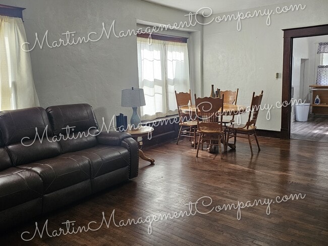 Photo - 1108 E 10th St