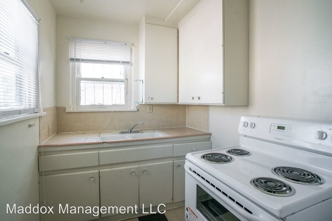 Photo - 2121 Gold Ave SE