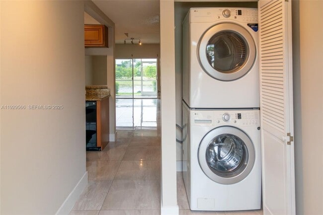 Photo - 16749 Hemingway Dr Unit TOWNHOUSE