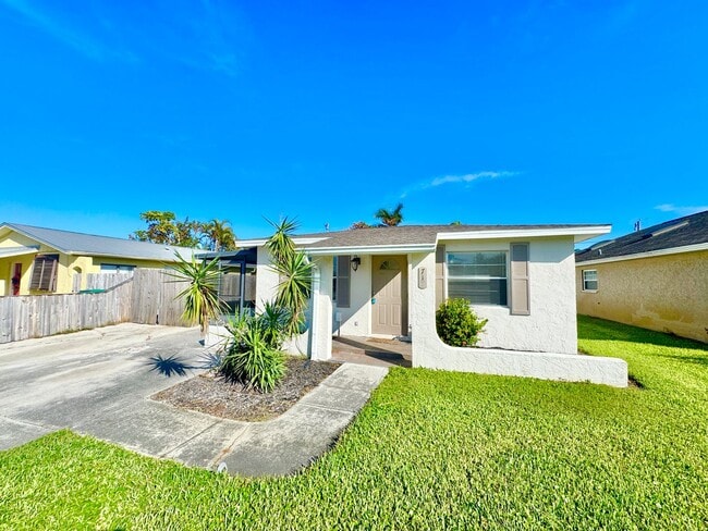 Building Photo - ** NAPLES PARK ** 3 BED / 2 BATH ** PET OK...