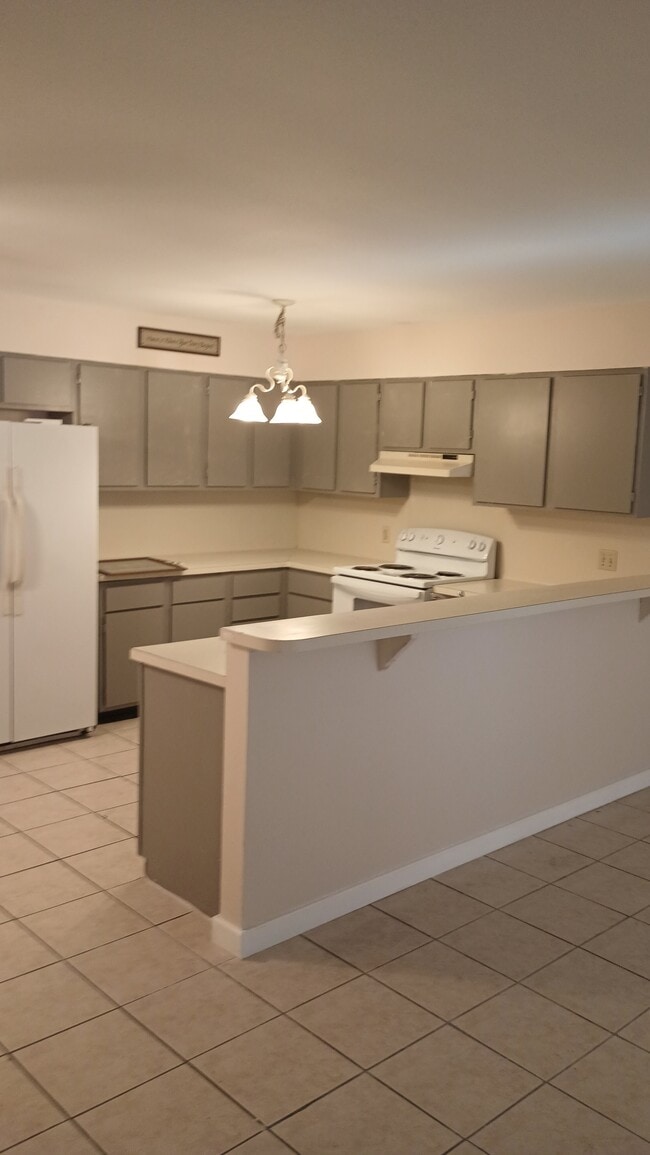 well designed kitchen - 2605 Treasure Hills Blvd Unit 5