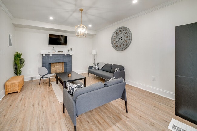 Photo - 2633 Broadway Ave Unit ID1385991P