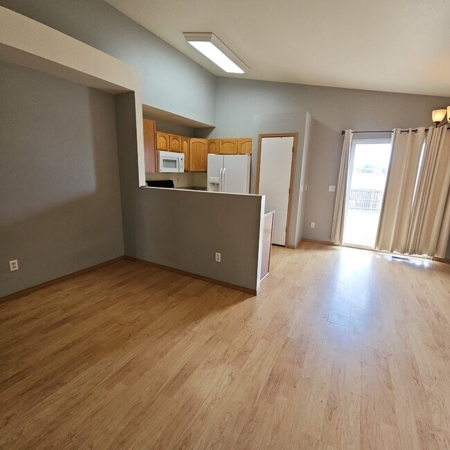 Photo - 3 bedroom 2 car garage - Middle Bay Way