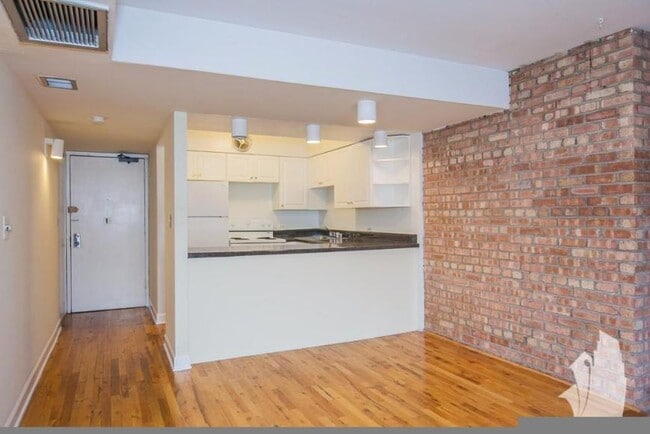Building Photo - 2 bedroom in Chicago IL 60610 Unit J3 Rental