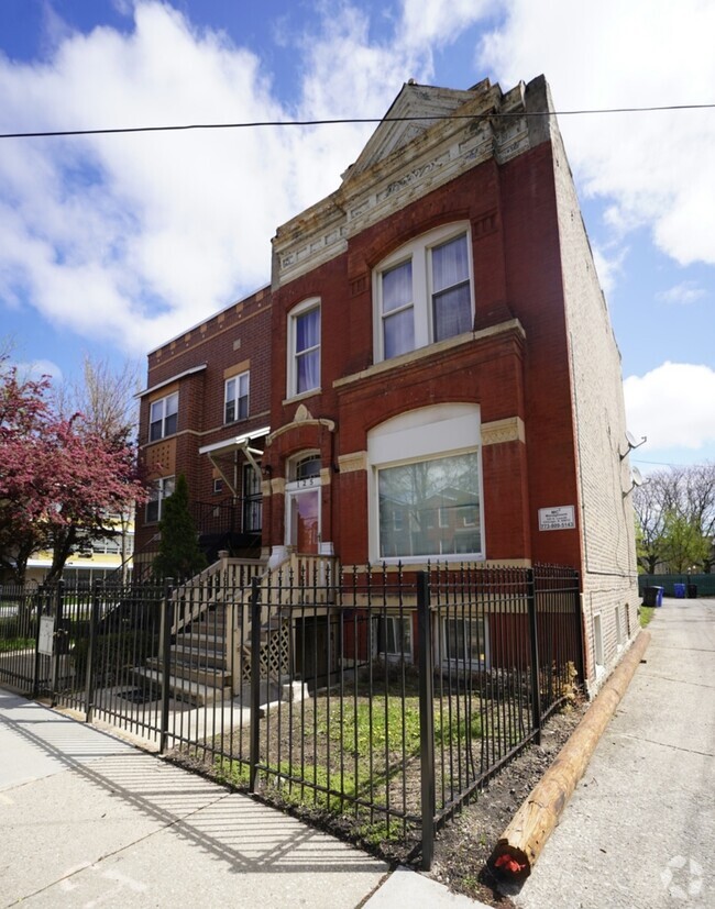 Building Photo - 125 S Leavitt St Rental