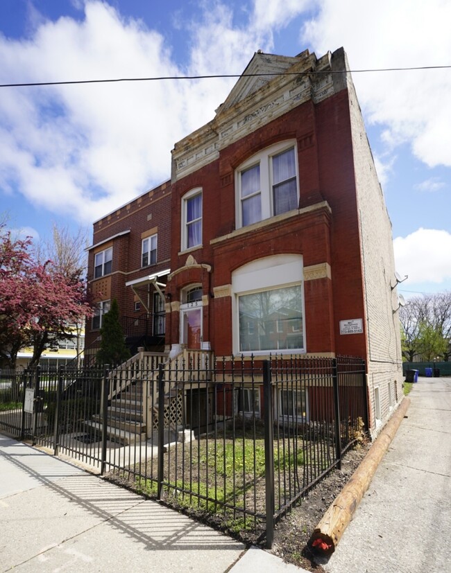 Building Photo - 125 S Leavitt St Rental