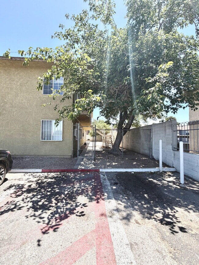 Photo - HIVE SUMMER MOVE-IN SPECIAL: DOWNSTAIRS CONDO | RECENLY REHABBED 2 BEDROOM 1 BATH | ACROSS FROM C... Unidad #B