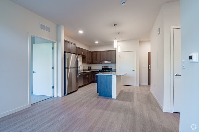 2BR, 2BA - 971SF - Kitchen - Living Room