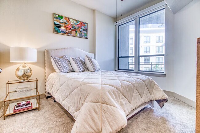 Photo - Modern Living in Houston’s Heart Unidad SAMN1