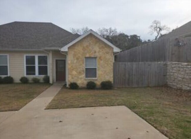 Building Photo - "Spacious 3-Bedroom Duplex Retreat in Gran... Unit 1 Rental