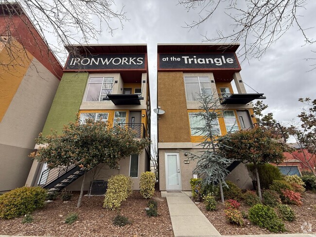 Building Photo - Modern 2 bedroom, 2.5 Bathroom Townhouse i...