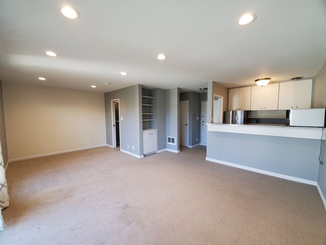 Top Floor studio with view of courtyard - Top Floor studio with view of courtyard Unit 406