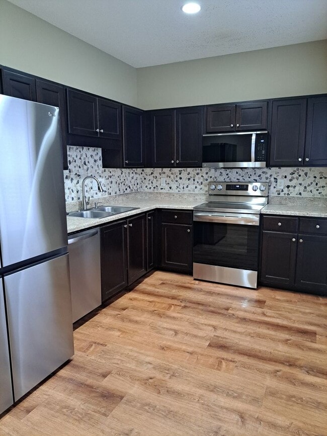 Building Photo - 4 BD/4 BA Located in Countryview Village.