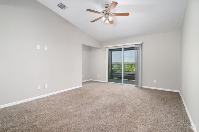 1BR, 1BA - 736SF - Living Room - Sugar Hill