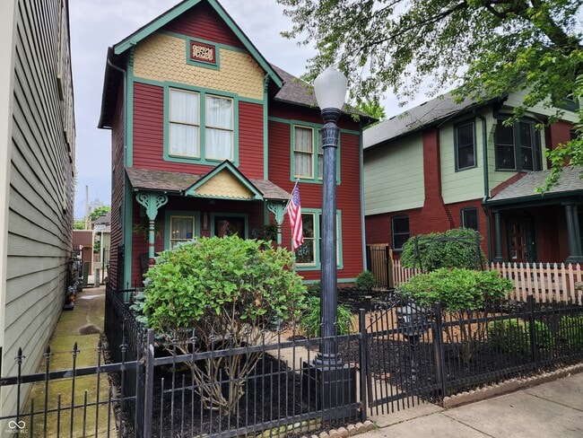 Photo - 239 E 11th St