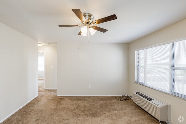 2HAB, 1BA - 800 ft² - Sala de estar - Cloverleaf Towers
