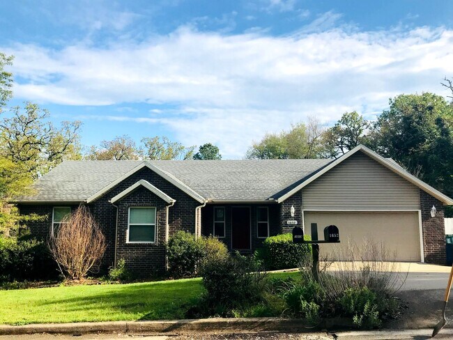 Photo - 3 bedroom 2 bath centrally located - fenced yard - 2 carG