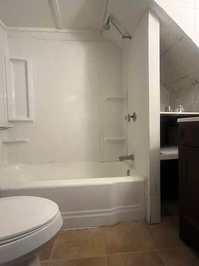 Photo - 135 W 1st St Unit 01 lower back apt