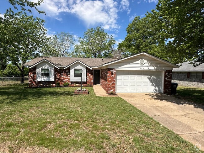 Building Photo - Charming updated Owasso Home!