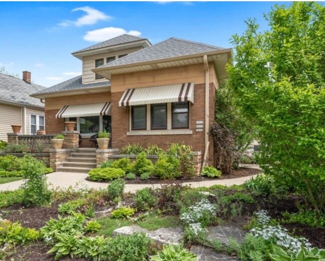 Front with side garden - 1614 S 58th St Unit 1614