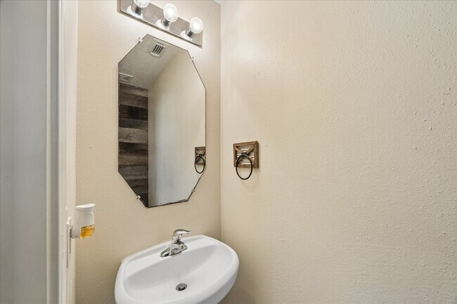 Photo - 341 Capella Oaks Ln